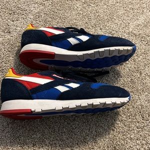 Reebok Mens 8 red/white/blue sneakers
